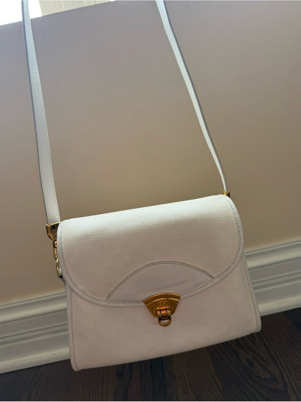 Vintage Gucci White Crossbody Bag with Gold Hardware - Picture 3 of 15